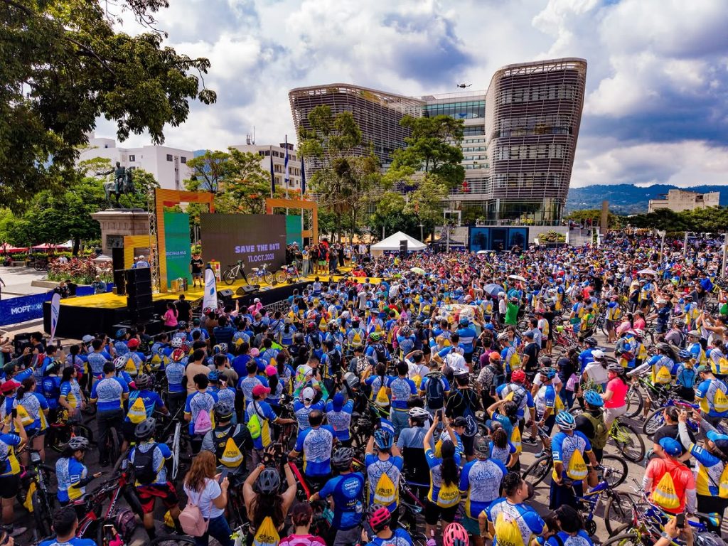 PedaleadaSV recorrió el Centro Histórico de San Salvador en una jornada de deporte, movilidad y convivencia